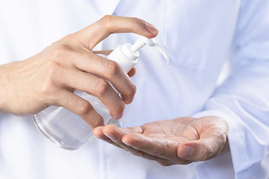 Desinfektionsmittel wird in die Handfläche gepumpt
